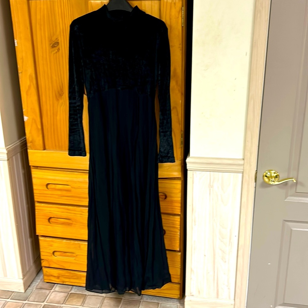 Mevisto black crew neck half velvet/half chiffon cocktail dress sz 10